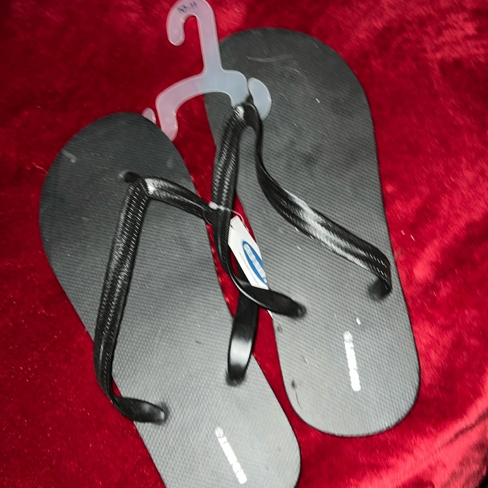 Men’s flip-flops. Size 10-11. Black. Old Navy. New with tags.
